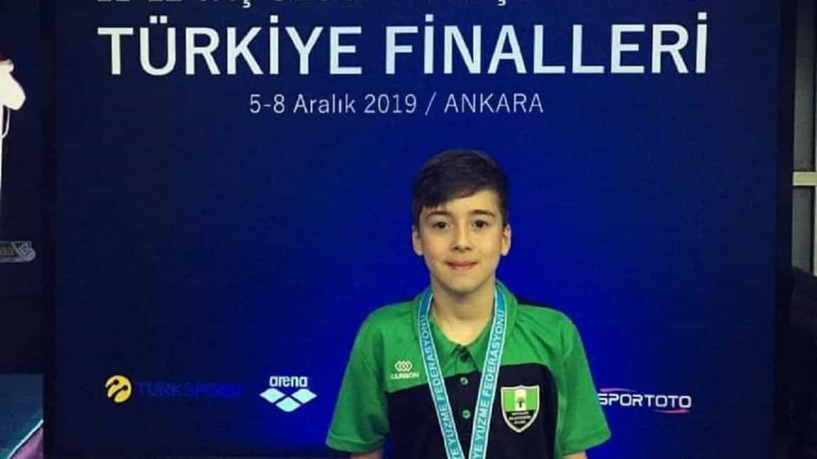 11-12 Yaş Yüzme Yarışmasında Türkiye Finalinde Okulumuz Öğrencisi Hasan ÇEPNİ ALTIN MADALYA kazanmıştır.